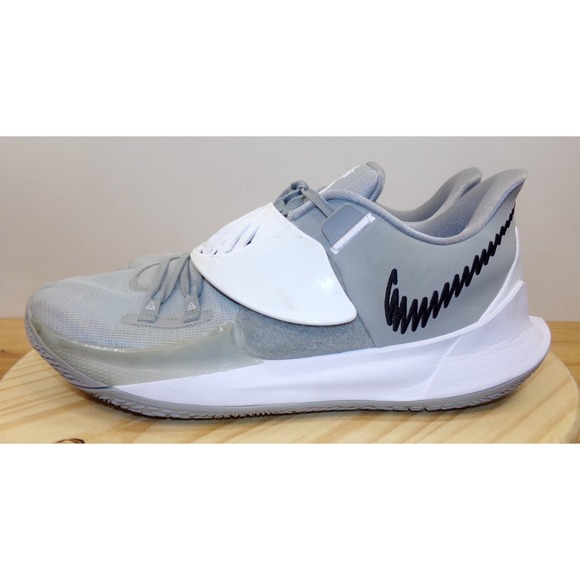 Nike Kyrie Low 3 Team Promo Basketball Shoes DW4147-002 Mens‎ Silver White Sz 17